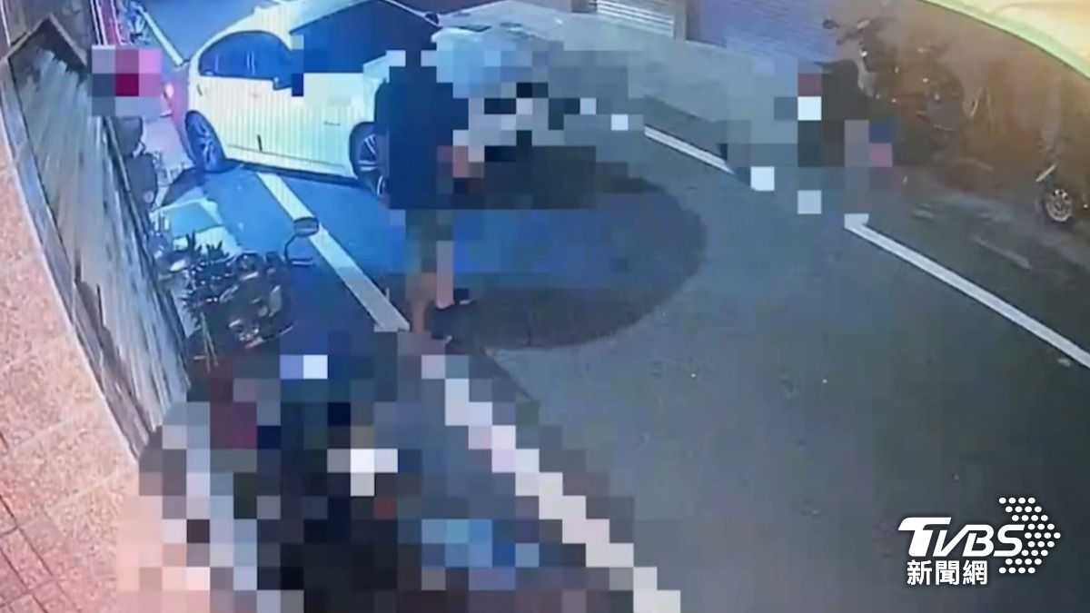 賴男等人行兇後鳥獸散駕車逃跑。（圖／TVBS）