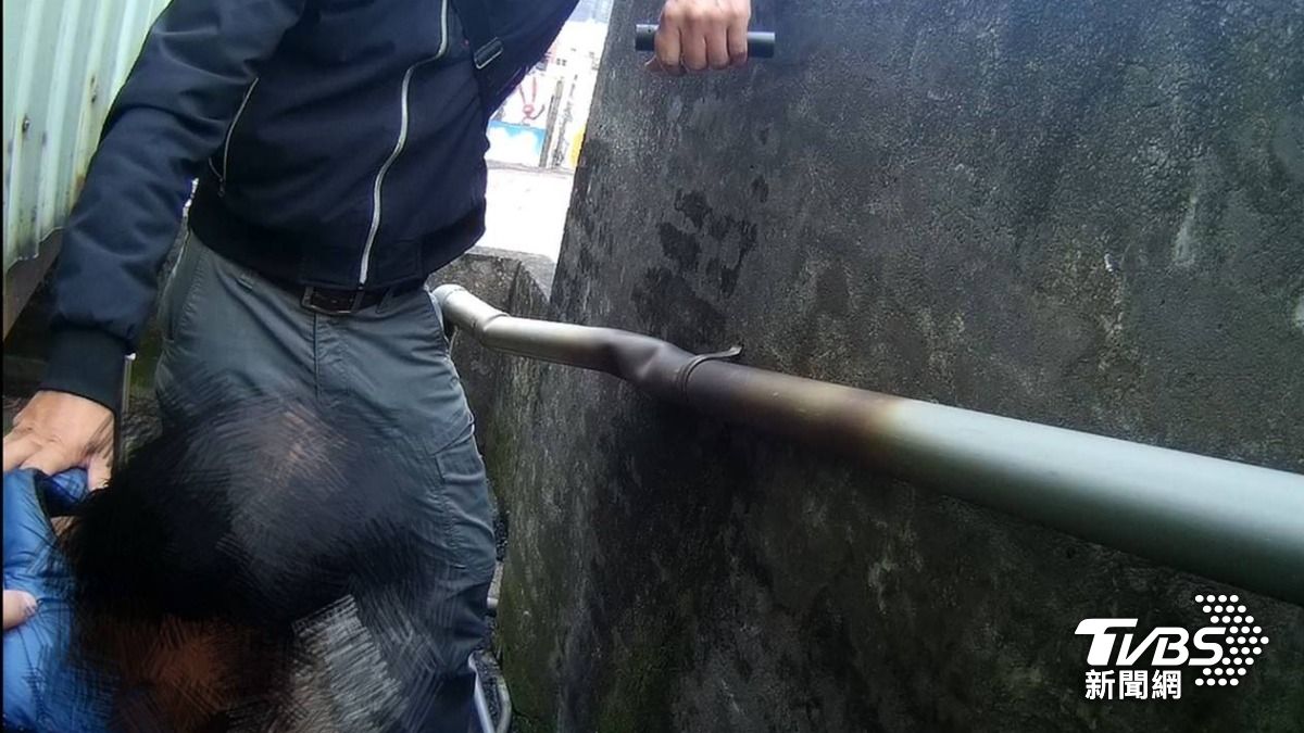 林男見員警拔腿就跑。(圖/TVBS)