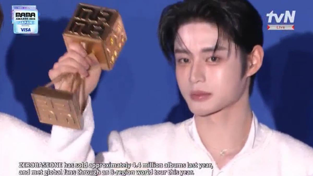 ZB1在紅毯上獲頒「世界表演獎Global performance」。(圖/取自MyVideo)