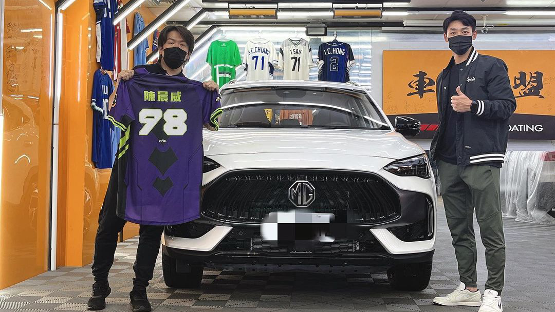 陳晨威與愛車MG HS PHEV。（圖／翻攝自車際聯盟 IG）