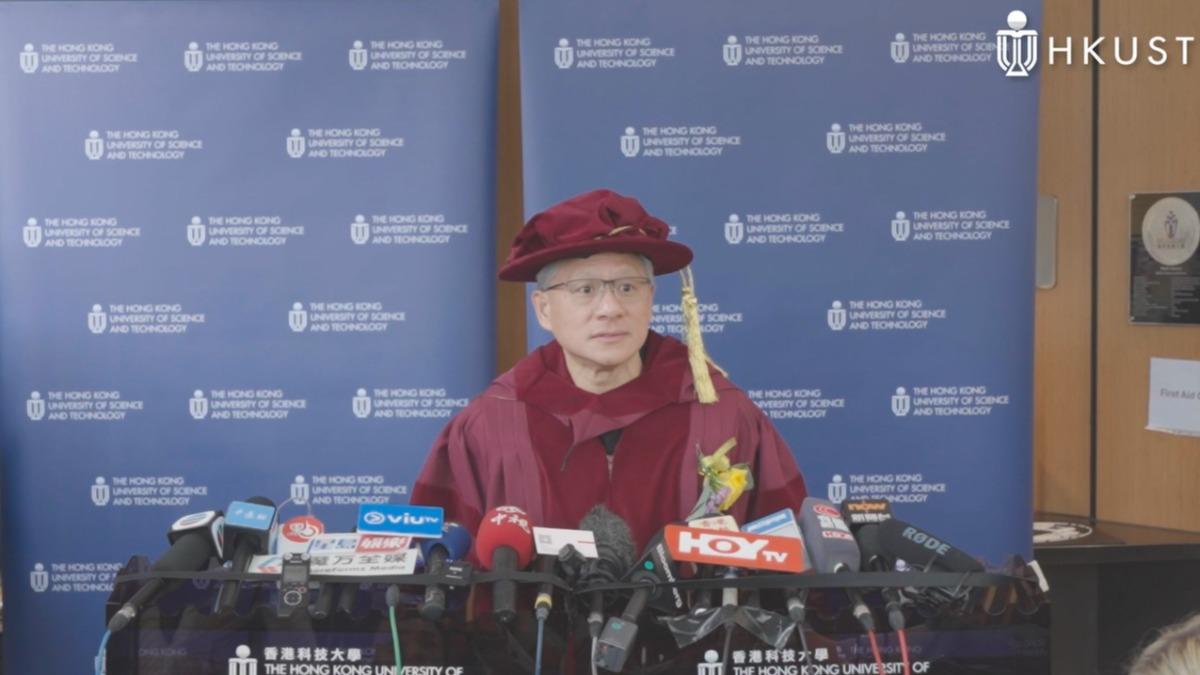 黃仁勳在港科大接受訪問。（圖／香港科技大學提供）