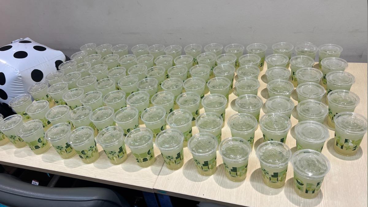 宋家豪請飲料。（圖／棒協提供）
