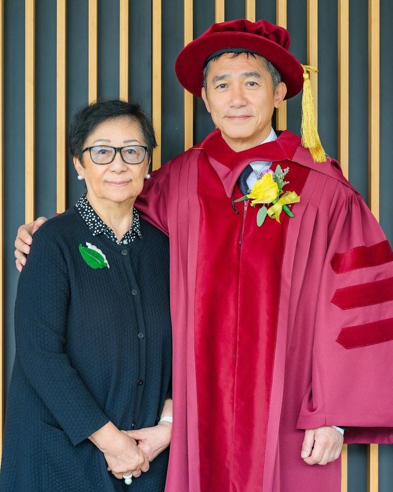 梁朝偉與媽媽合照，梁媽媽一身貴氣現身。（圖／翻攝自IG@carinalau1208）