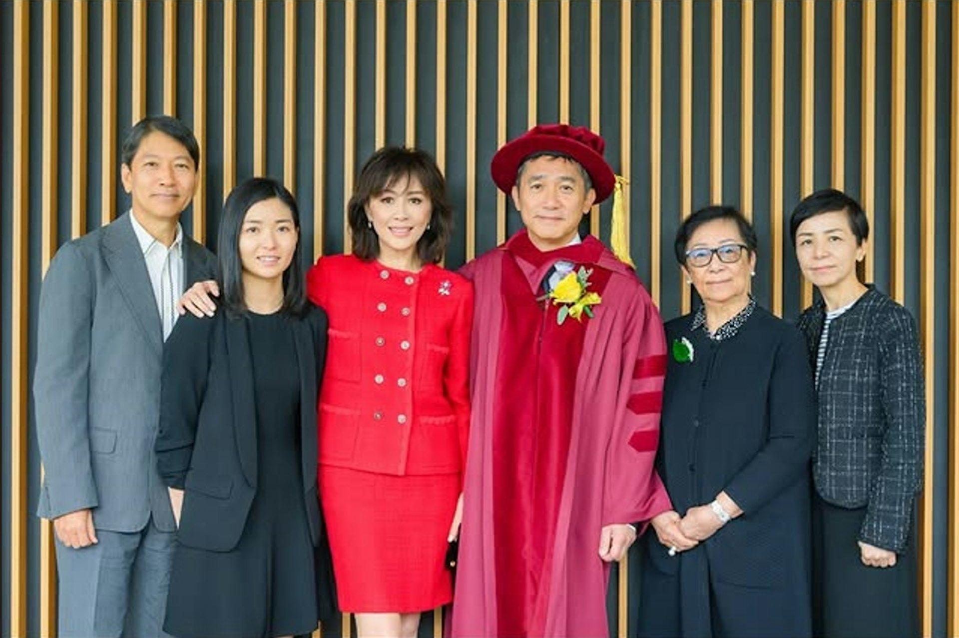 梁朝偉嘅妹妹（右一）、妹夫（左一）與疑似外甥女（左二）拍攝大合照。（圖／翻攝自IG@carinalau1208）