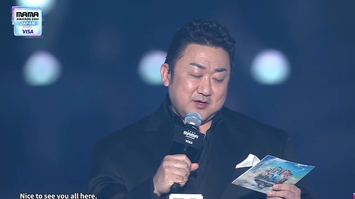 馬東石擔任壓軸大獎「年度藝人」的頒獎人。(圖/Mnet YT)
