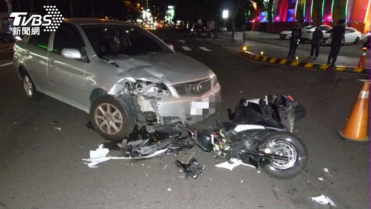 有片／機車解體！18歲男騎士載妹遇鬼切　空翻一圈墜地