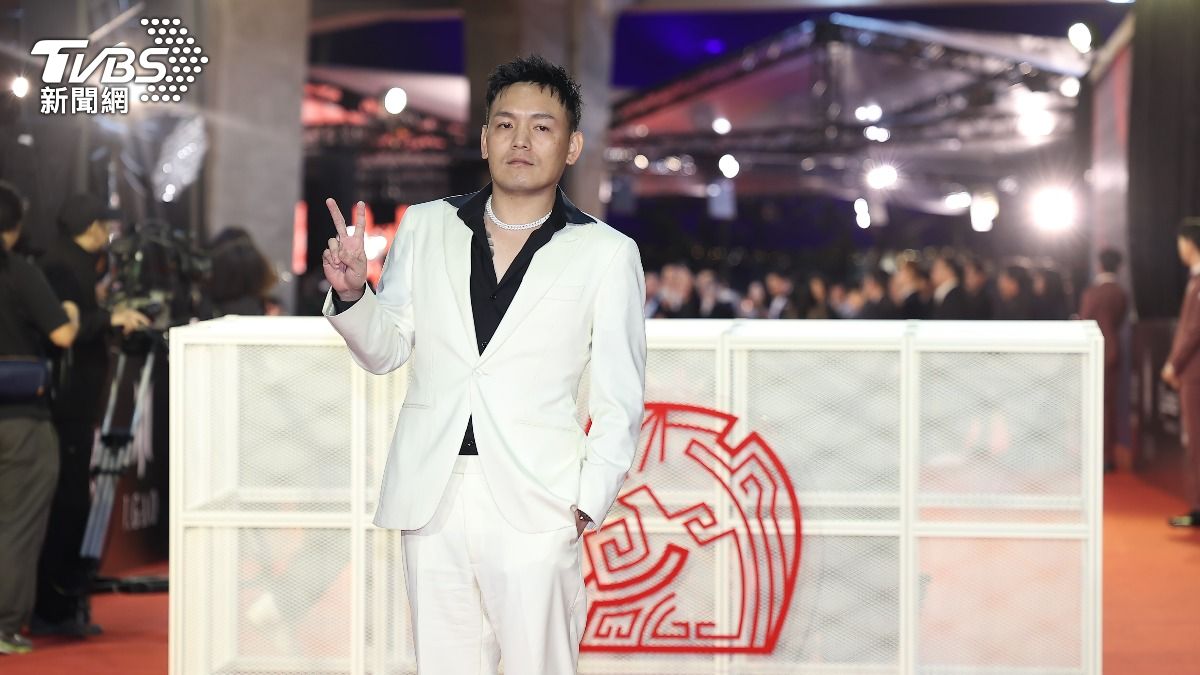 金馬61/春風改當白馬王子 霸氣開深V「刺青」若隱若現好帥