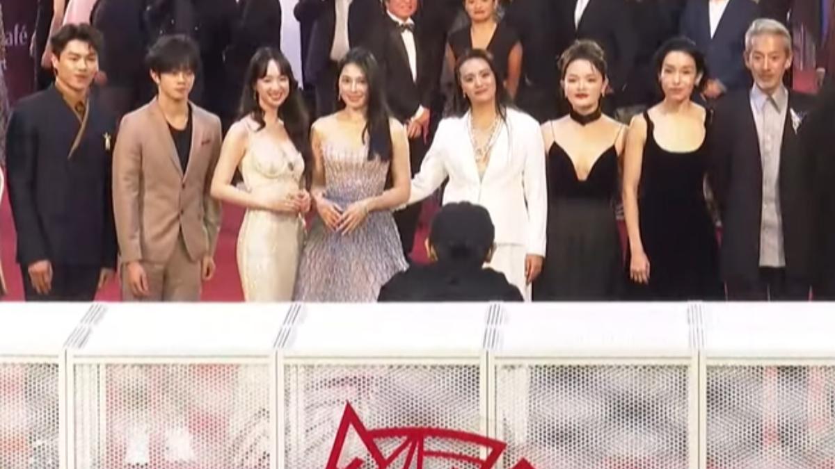 劉主平(左三)、林微弋(右三)火辣走紅毯。(圖/TVBS)