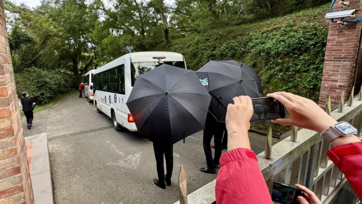 薄瓜瓜婚宴今晚登場!車輛進入「黑傘遮擋」 未見政治人物出席