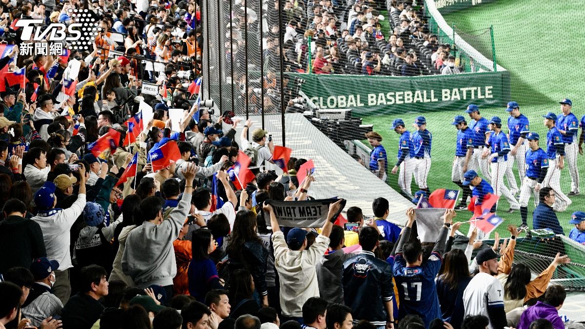 台灣球迷在場內揮舞國旗為中華隊加油。(圖/胡瑞麒攝)