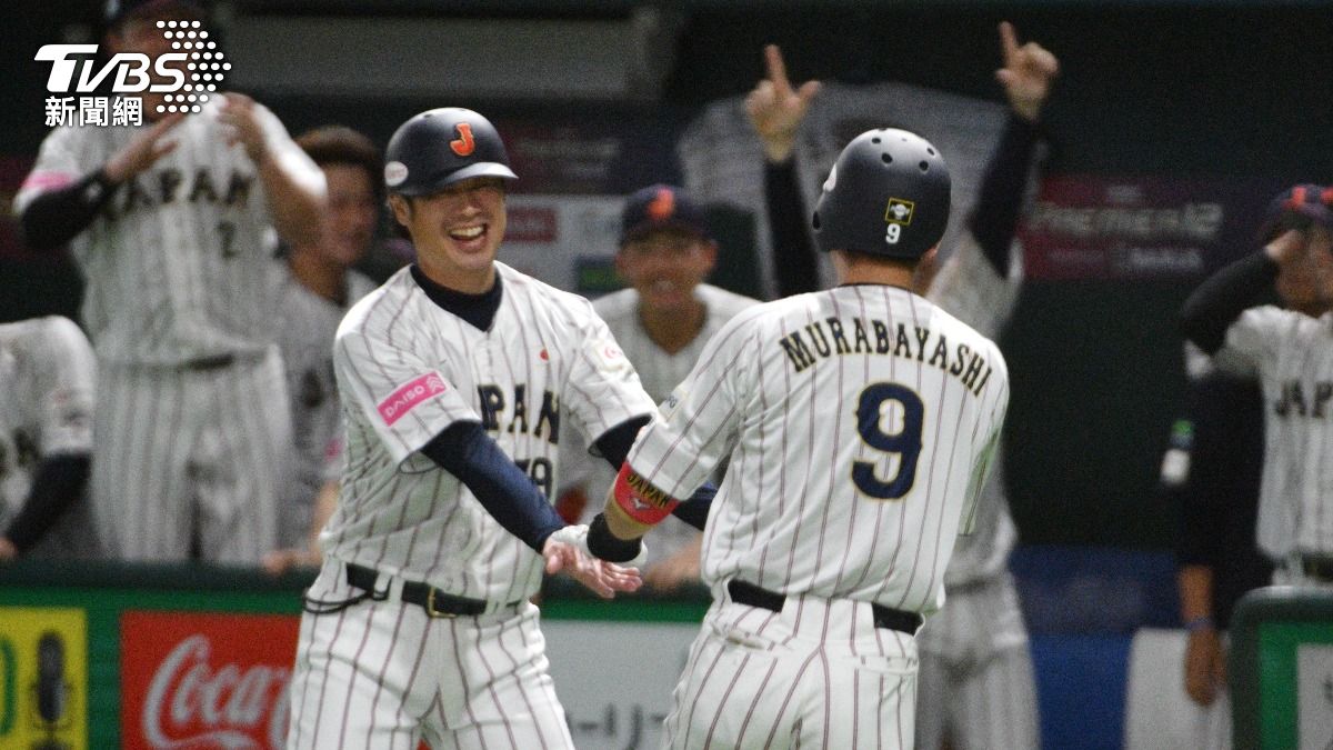 日本隊擊出全壘打回休息區。(圖/胡瑞麒攝)