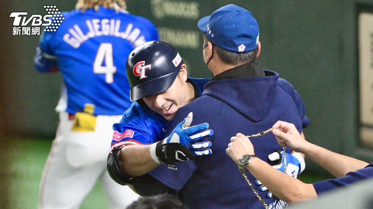 林安可全壘打擁抱曾豪駒。(圖/胡瑞麒攝)