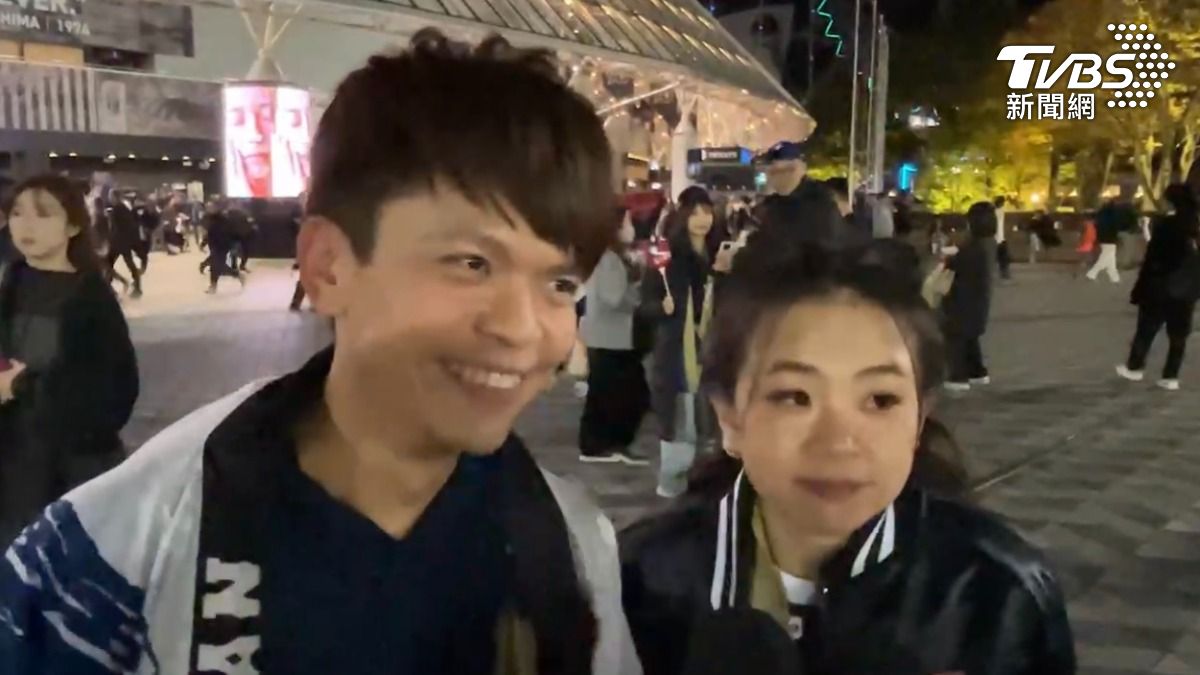 蔡阿嘎夫婦來到東京巨蛋看台日大戰。（圖／TVBS）
