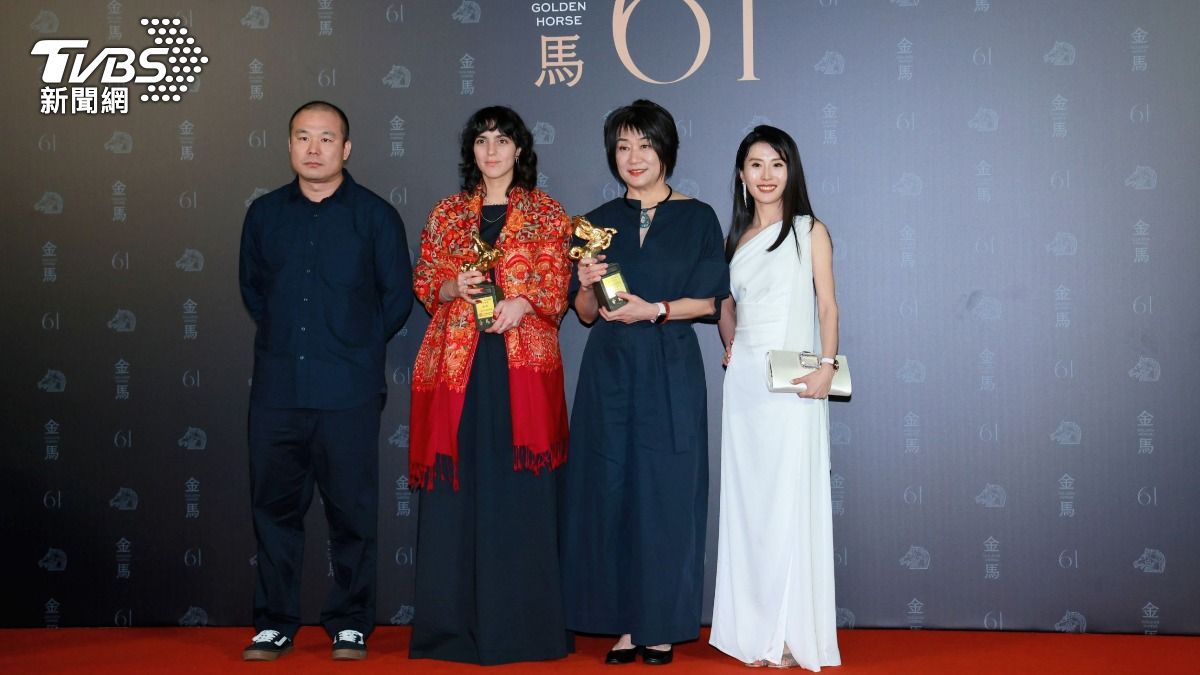 婁燁妻子馬英力(右二)代領最佳劇情片。(圖/TVBS娛樂組攝)