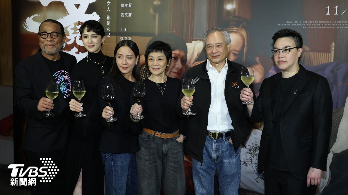 左起金馬獎主席李屏賓、劉奕兒、林嘉欣、張艾嘉、導演李安、導演黃熙。(圖/張哲鳴攝)