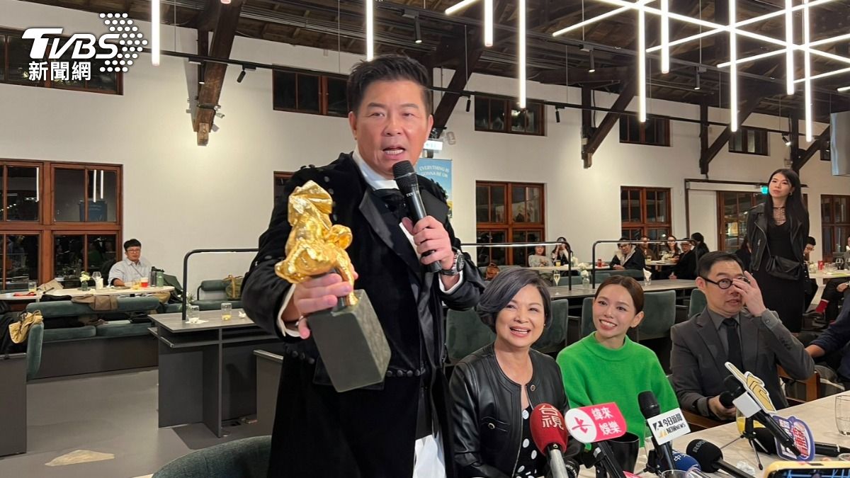 曾國城錯失金馬獎,試拿楊貴媚的獎座。(圖/讀者提供)