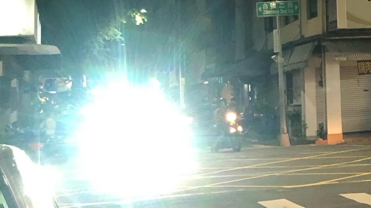 真的會瞎!路口遇對向「一團爆閃光」 用路人氣炸:眼睛不好膩