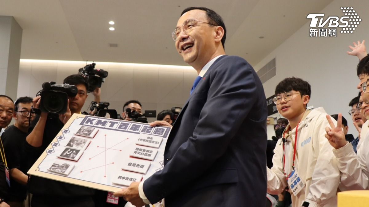 朱立倫出席國民黨黨慶玩百年記憶連連看遊戲。(圖/劉庭宇攝)