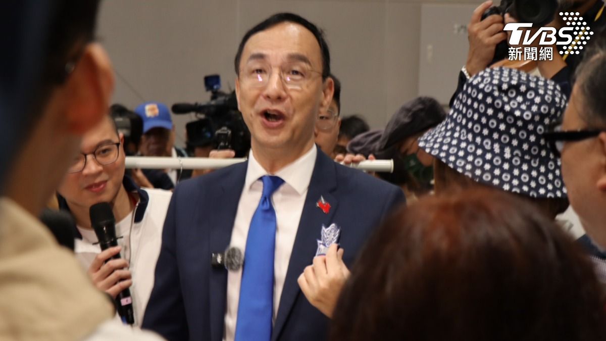 朱立倫出席國民黨黨慶,戴上現場販售的文創小物。(圖/劉庭宇攝)