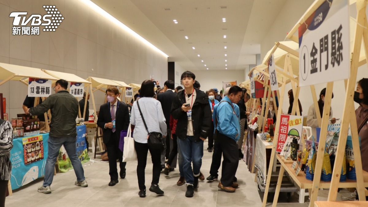 國民黨慶現場擺設各縣市名產。(圖/劉庭宇攝)