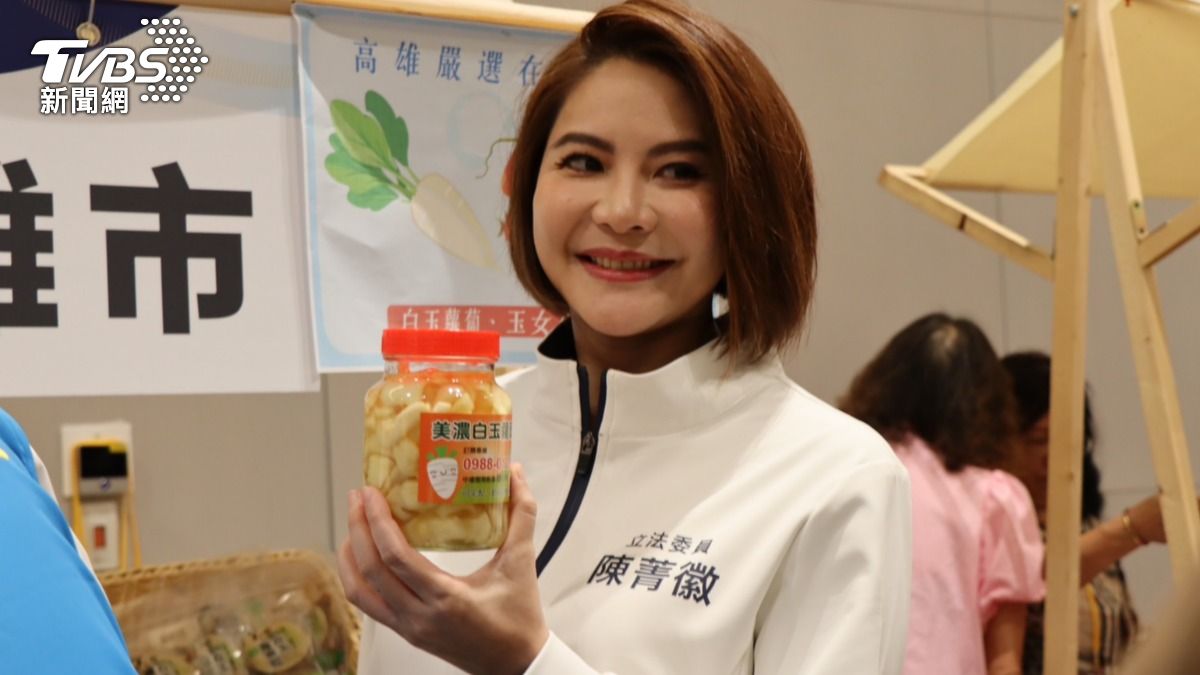 立委陳菁徽展示高雄市的名產。(圖/劉庭宇攝)