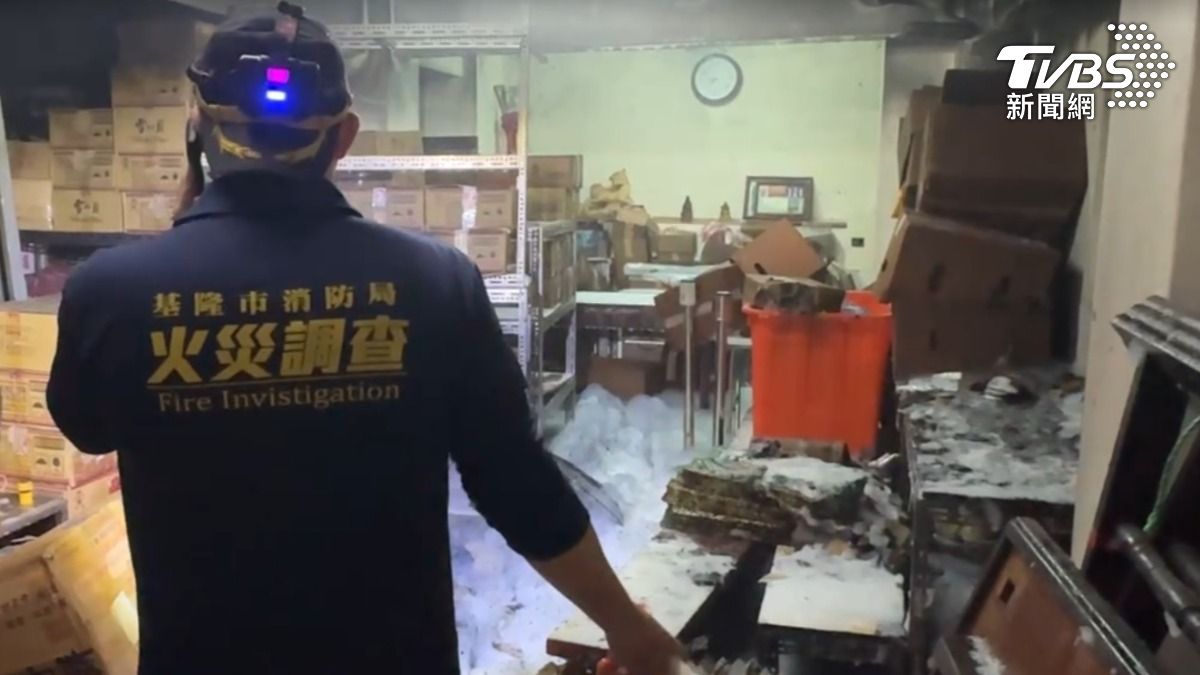 地下室起火燃燒。（圖／TVBS）