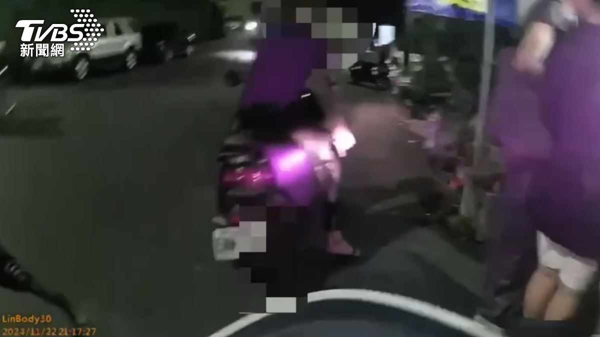 男子神情詭異持刀呆坐在機車後座。（圖／TVBS）