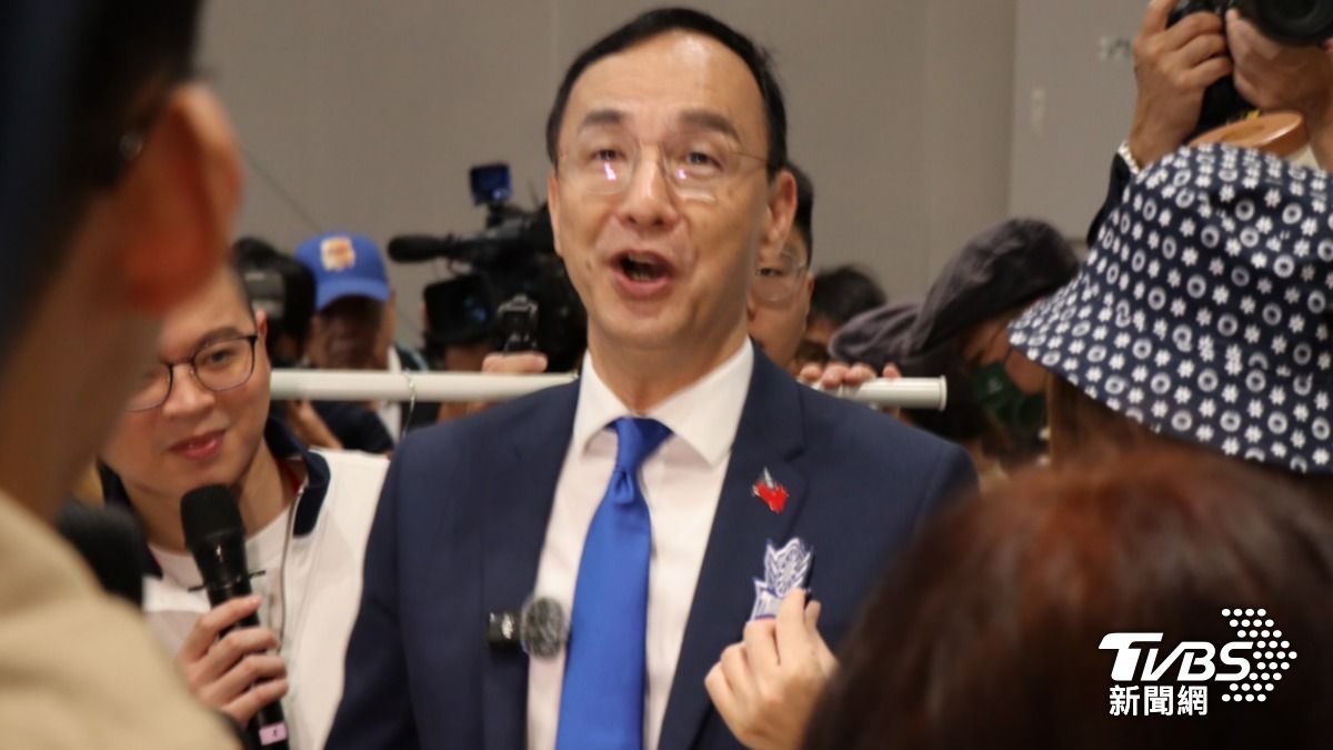 國民黨主席朱立倫早上到場就試戴黨慶徽章。(圖/劉庭宇攝)
