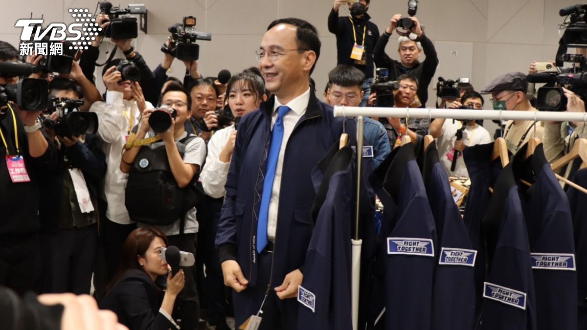 國民黨主席朱立倫早上到場試穿上「無畏前行」飛行外套。(圖/劉庭宇攝)