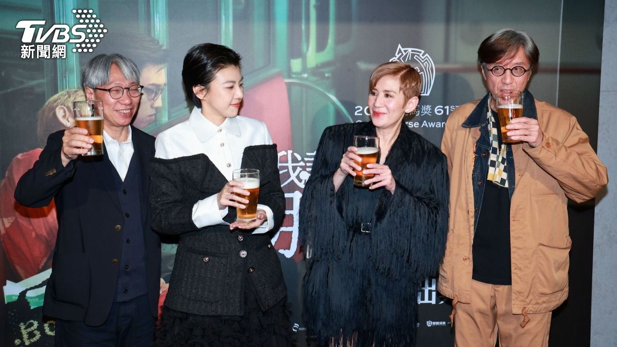 吳君如、陳輝虹、導演何妙祺開心舉杯。(圖/趙世平攝)