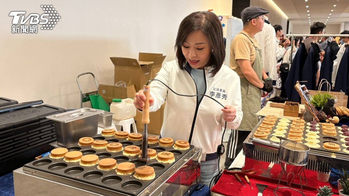 李彥秀現場做起車輪餅。(圖/黃韋銓攝)
