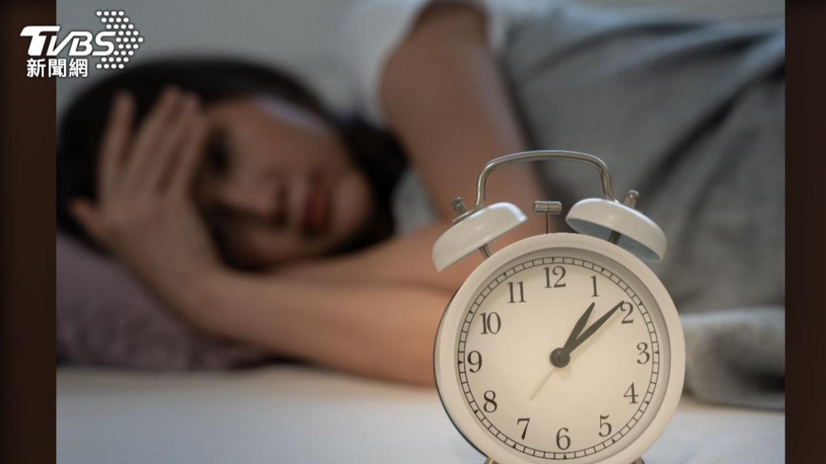 半夜驚醒難入眠?網傳「翻白眼」助重回夢鄉 竟被醫證實