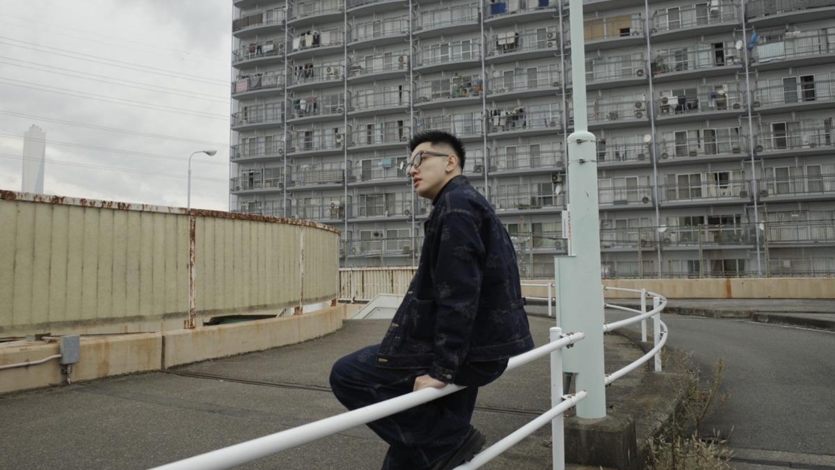 高有翔在首支個人抒情曲〈你聽〉MV中首次擔綱男主角,一展深情讓他直呼「不相信那是自己」。(圖/滾石唱片提供)