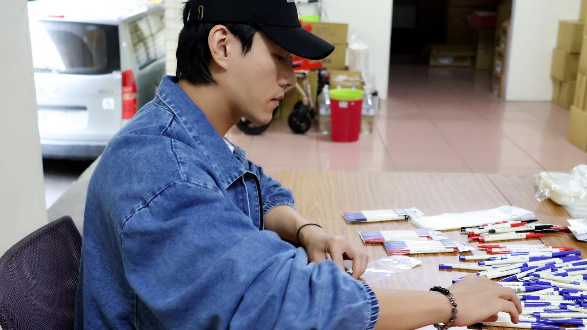 李程彬到新巨輪協會擔任一日志工。(圖/東旭九翔娛樂提供)