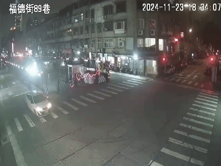 有片/小轎車違規左轉!害對向車撞進騎樓 他猛撞護欄釀3傷