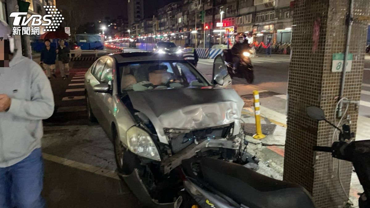 小轎車撞擊違規車輛後又衝進騎樓，造成車頭嚴重毀損變形。（圖／TVBS）