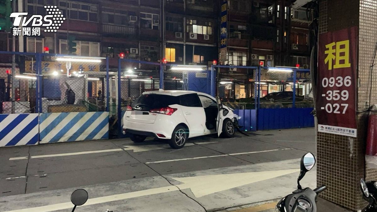 小轎車違規左轉被撞擊，隨後又滑行撞上施工護欄。（圖／TVBS）
