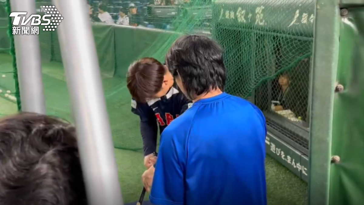 陳傑憲與小園海斗交換球棒。(圖/TVBS)