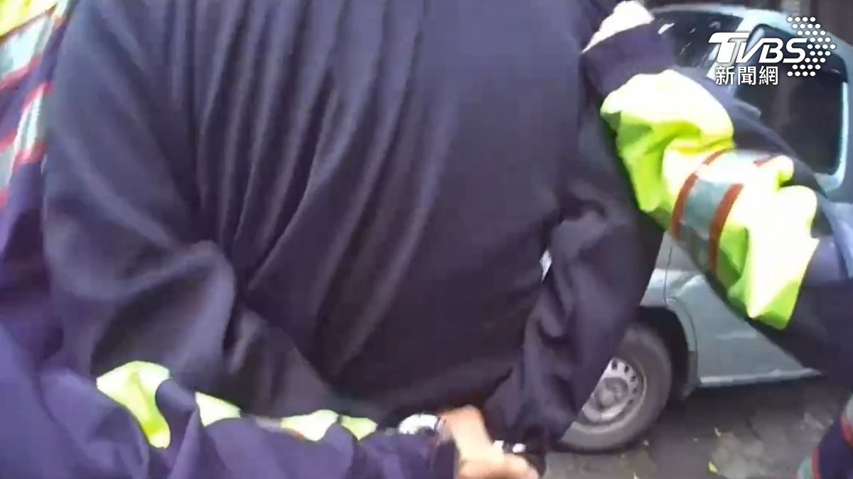 持刀男子被警方上銬逮捕。(圖/TVBS)