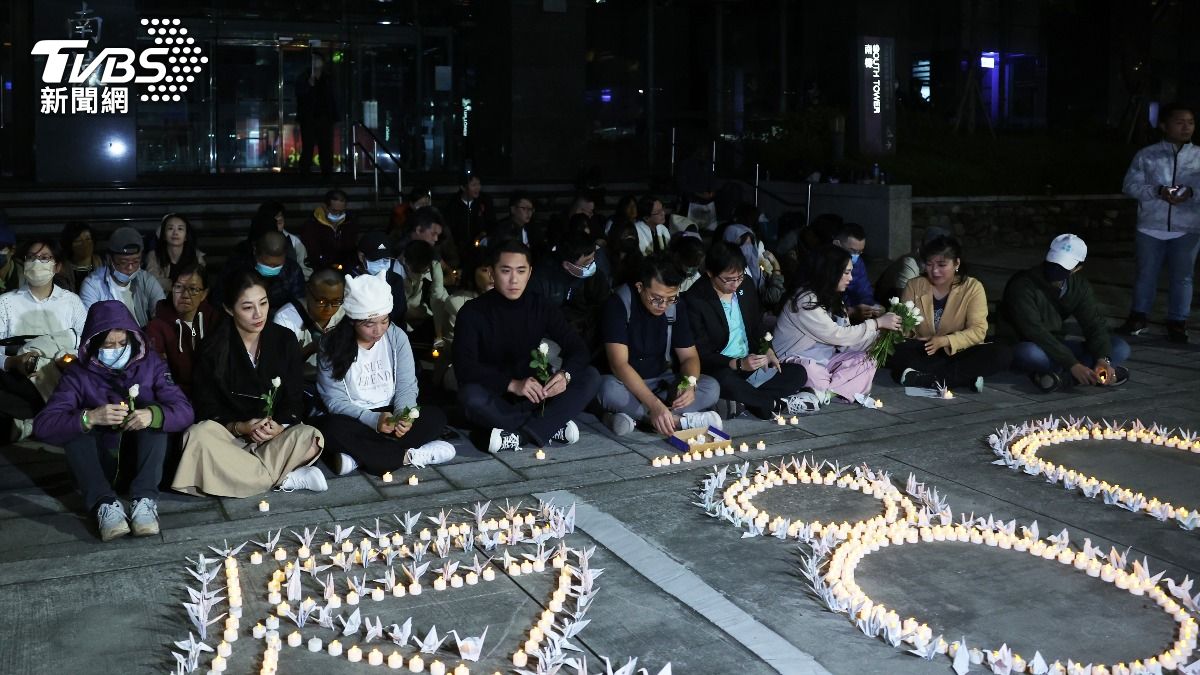 勞動部公務員輕生案 民眾自發聚集新莊悼念!蠟燭紙鶴表訴求