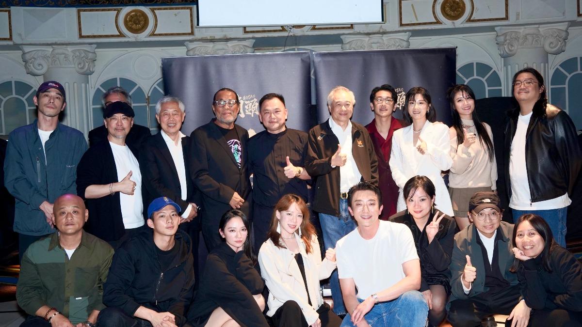李安導演與《角頭-大橋頭》劇組留下紀念合影。(圖/曼尼娛樂提供)