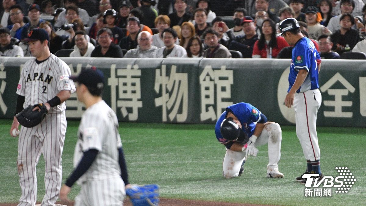 潘傑楷撲壘後受傷。(圖/胡瑞麒攝)