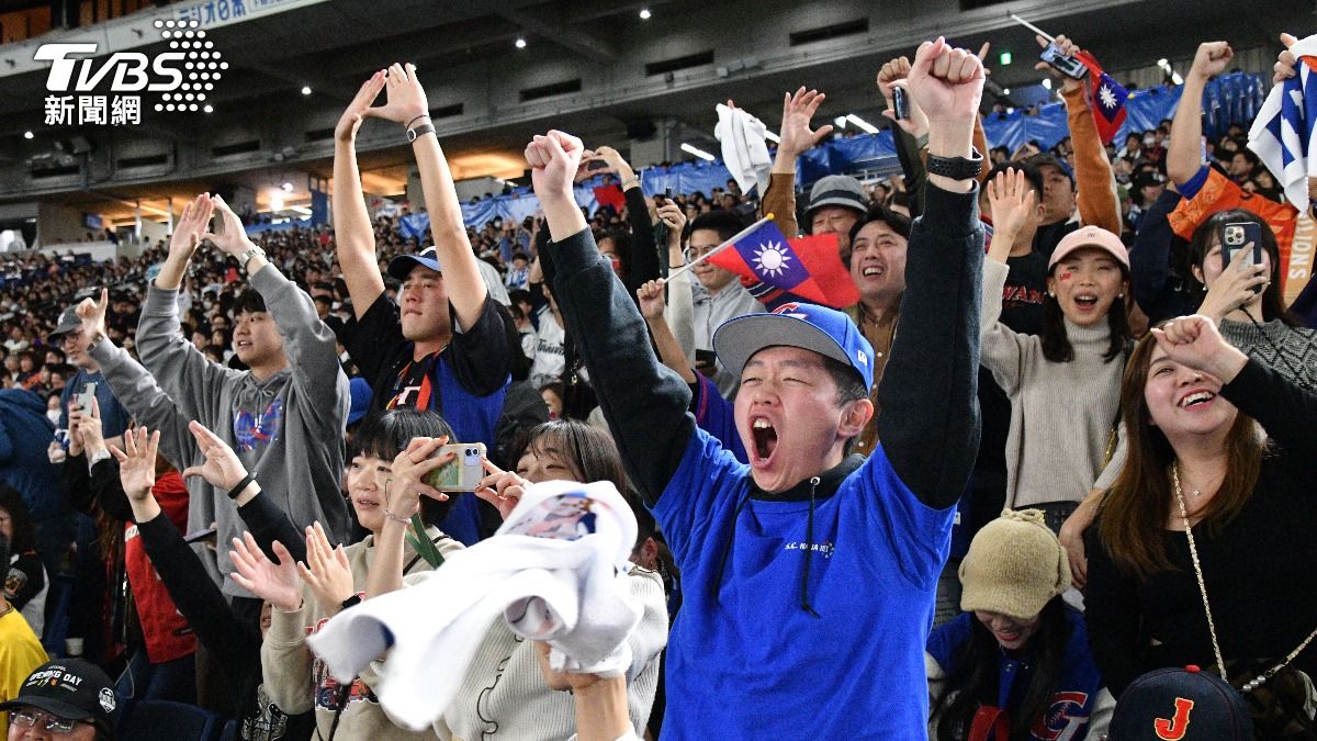中華隊領先日本現場球迷嗨翻了。(圖/胡瑞麒攝)