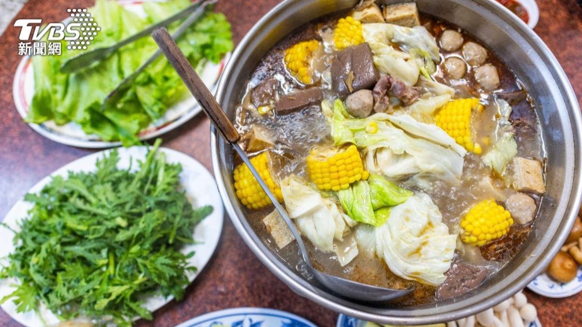 冬天非常適合吃火鍋保暖,但也容易導致3腸胃疾病上身。(示意圖/shutterstock達志影像)