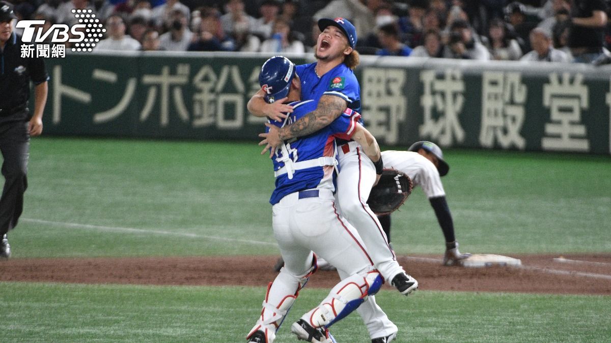 再見雙殺後,投手林凱威與戴培峰激動相擁。(圖/胡瑞麒攝)