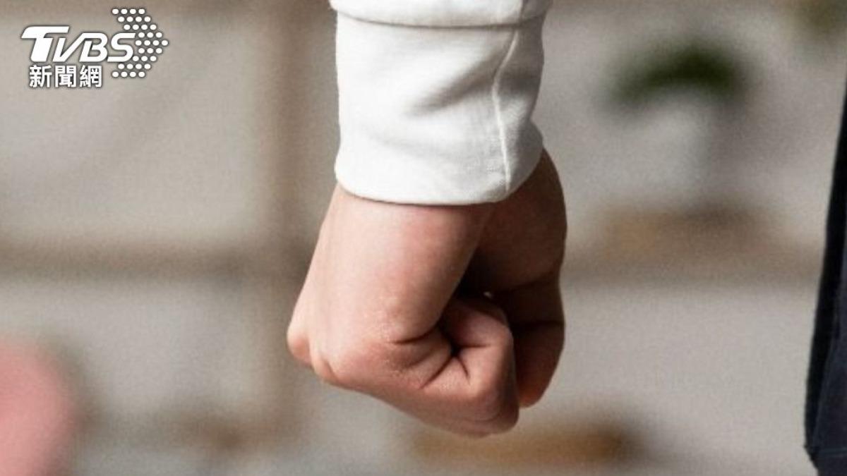 16歲女疑遭「惡父BB槍射大腿」 警方:違反保護令逮捕