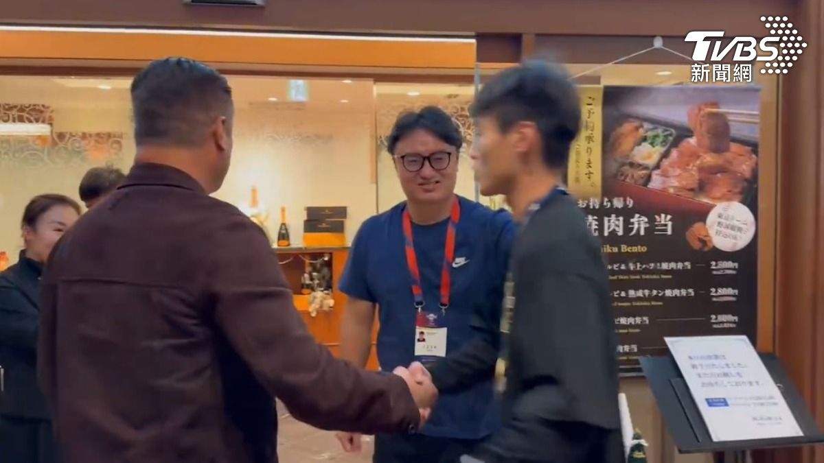 張政禹到和牛店，辜仲諒在店門口一個個接。（圖／TVBS）