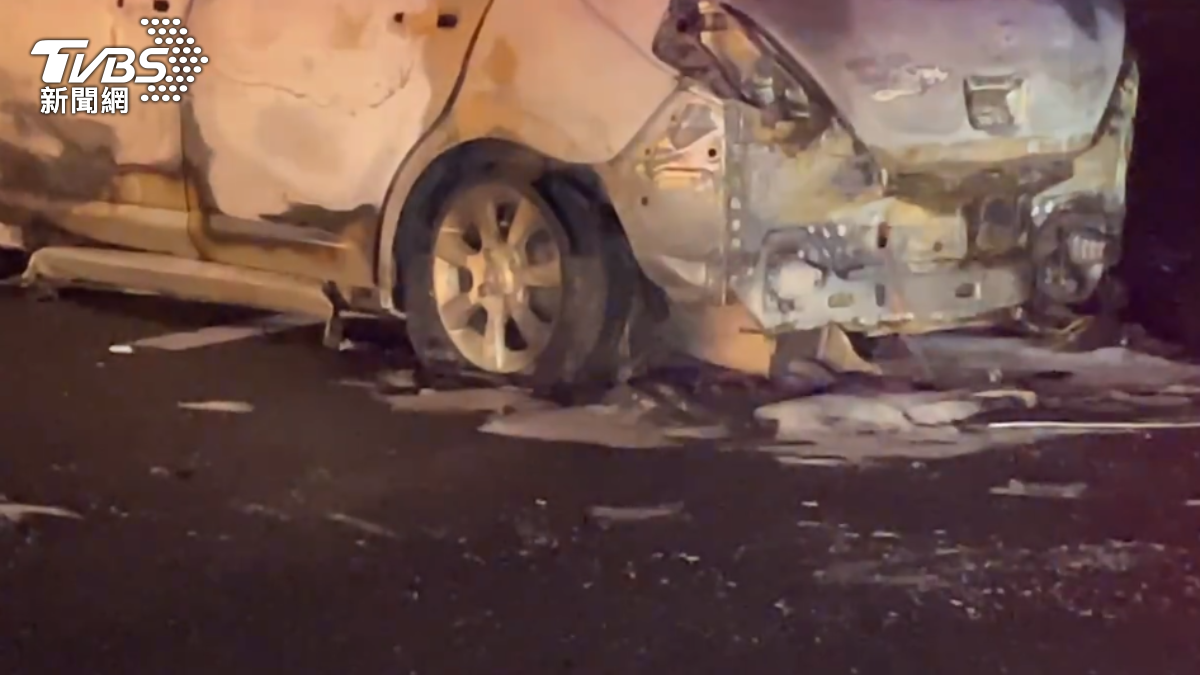 國1嘉義驚悚火燒車!自撞護欄又連2追撞 他受困車內成焦屍