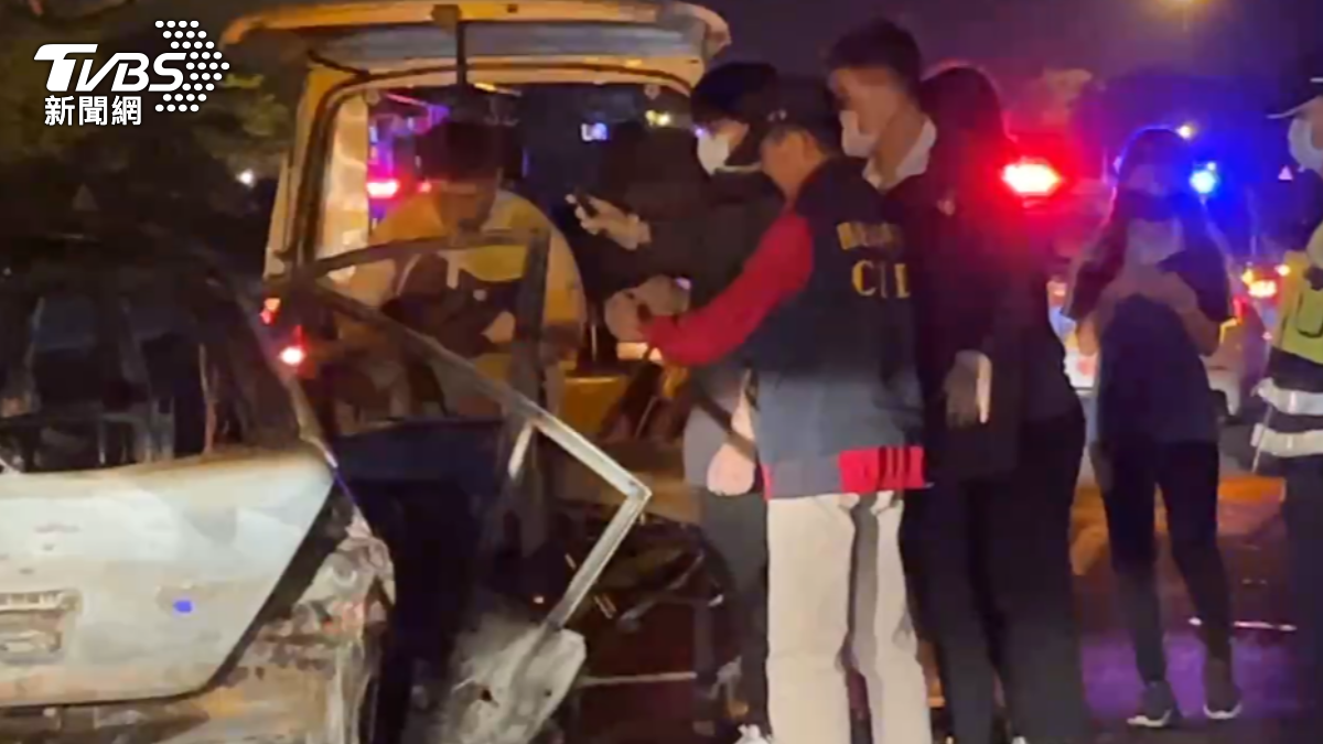 國一嘉義路段凌晨發生火燒車事故。(圖/TVBS)