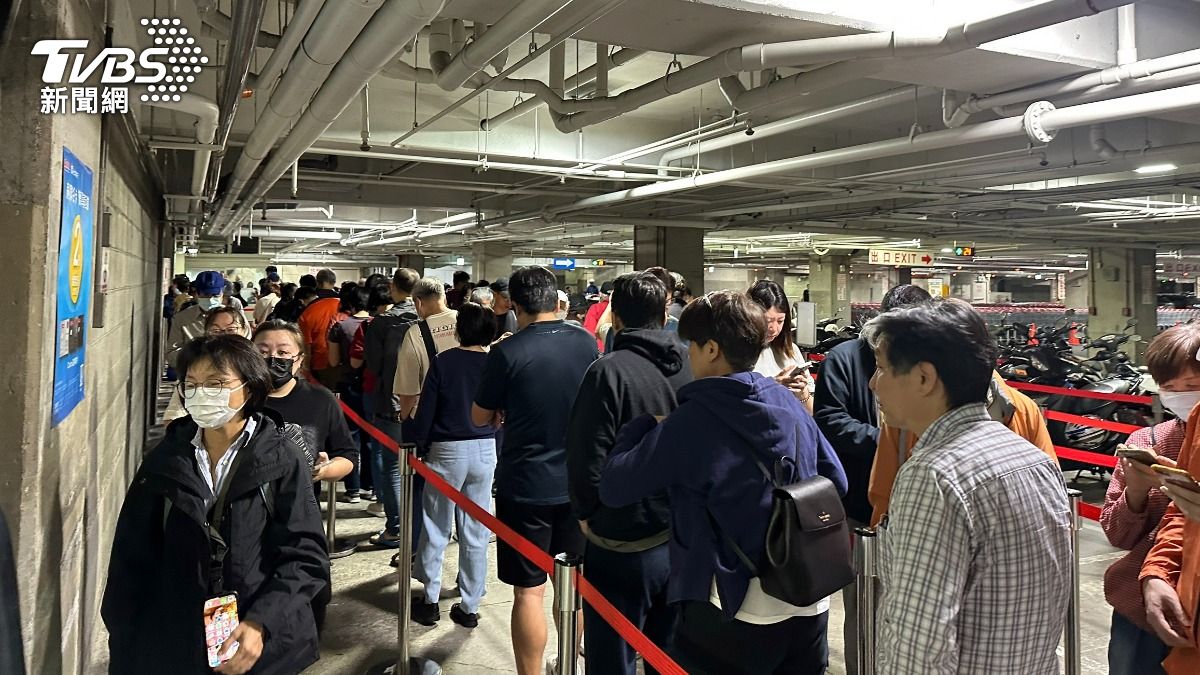 直擊／好市多黑五首日！破百人潮排隊　洗衣機、液晶顯示器現折萬元